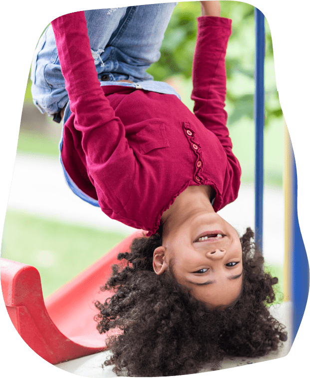 niña en columpio